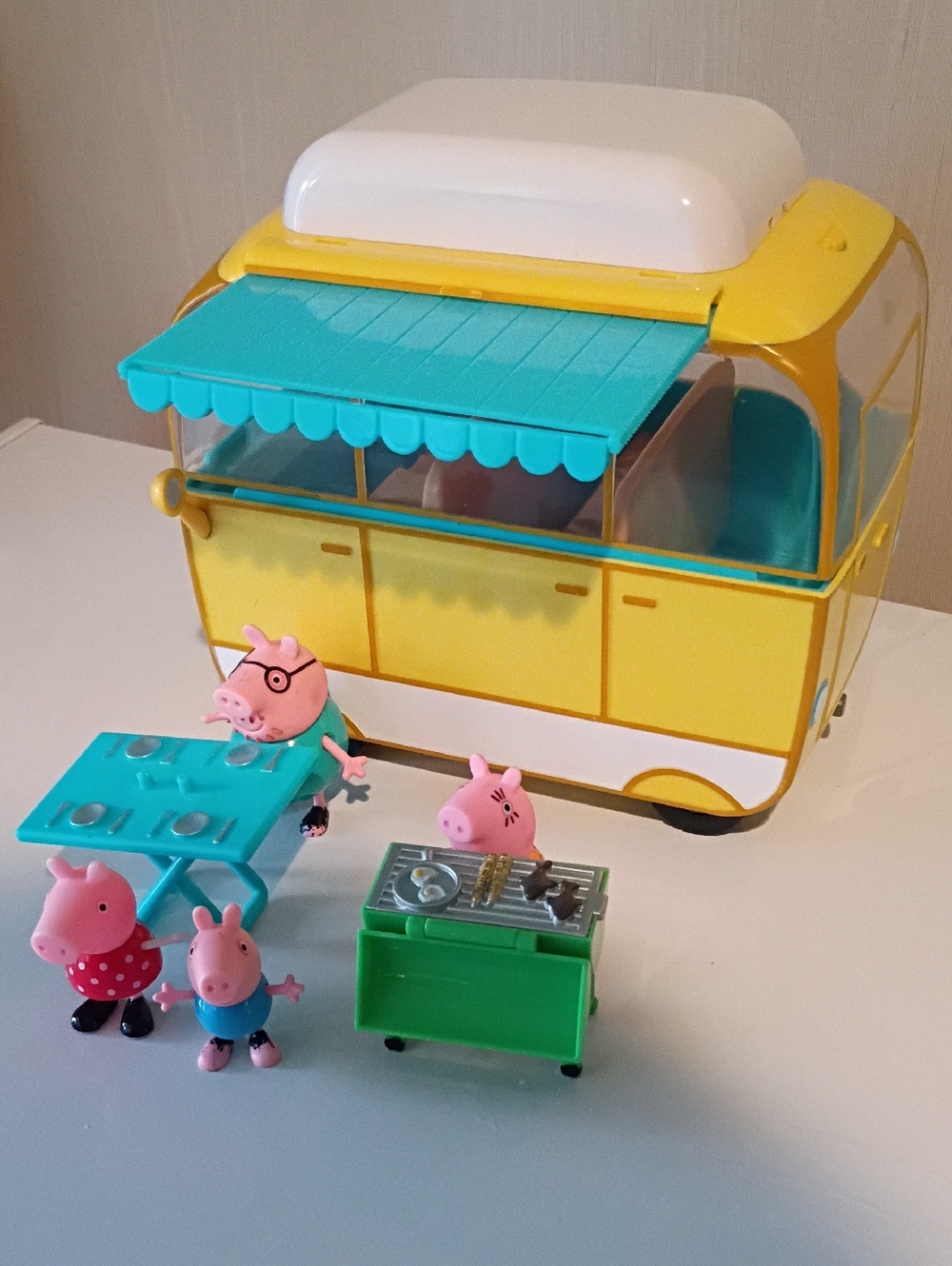 Peppa Pig Yellow Bus Van RV Camper with 5 Figures and Accessories Vintage